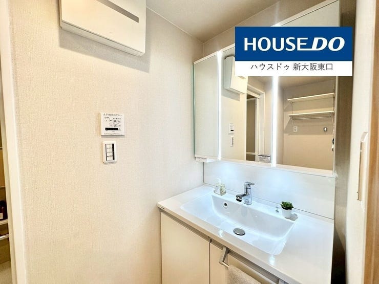 【新調】
三面鏡タイプのシャンプードレッサー。
鏡の裏が収納となっています。