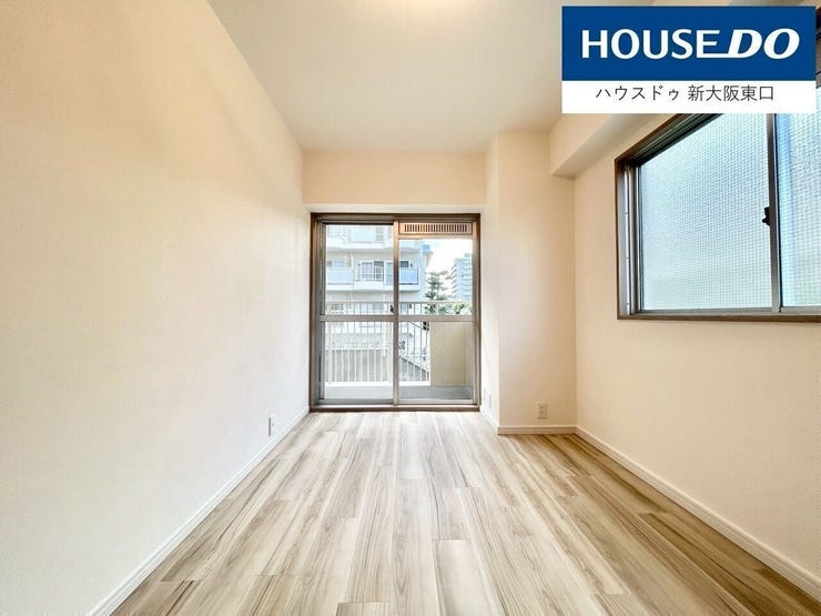 南西向きのバルコニーと北向きの小窓付きの8帖寝室です。