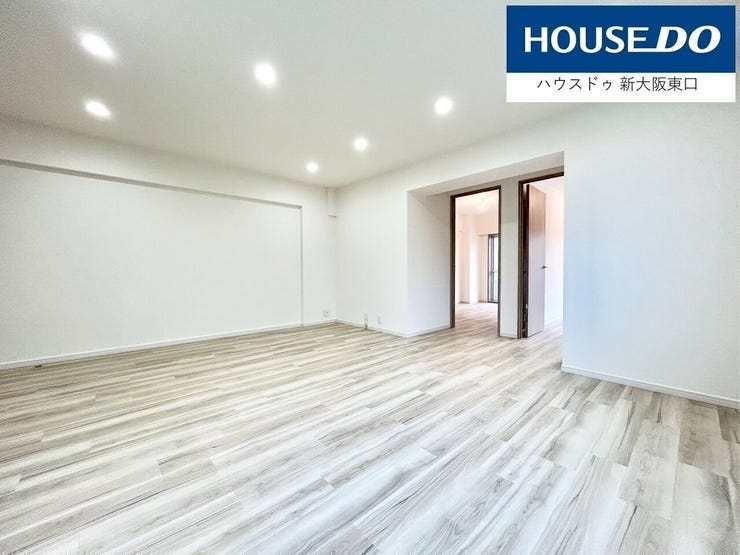 おしゃれなフローリングの南西向きのばるこにーがある6帖洋室です。