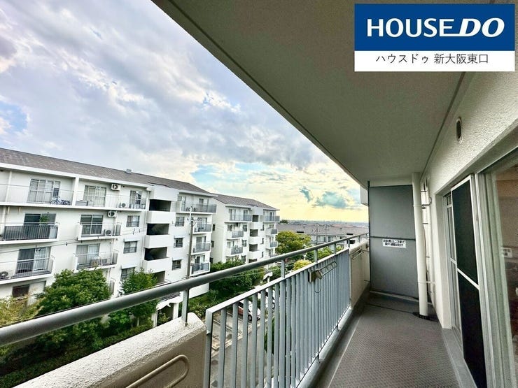 バルコニーからの眺望
前面は同じタイプの建物なので、ちゃんと光が入りますね。