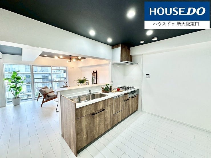 カウンターキッチンは木目調