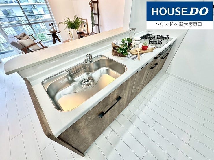 シンクが大きくて使い勝手のよいシステムキッチンです。
カウンターを通じてお料理をテーブルに移動できます