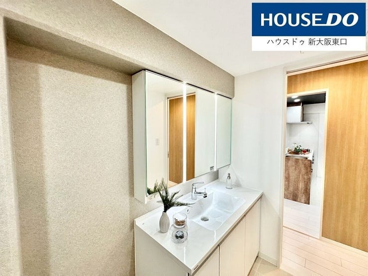 三面鏡タイプのシャンプードレッサーです。
鏡の裏が収納となっているので、お荷物が散らからなくて良いです。