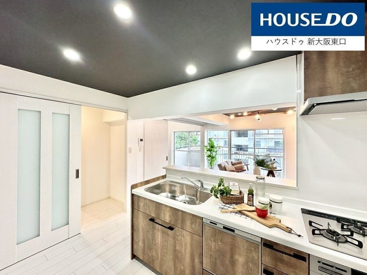 キッチンにはダウンライトを新設。とても明るいです。