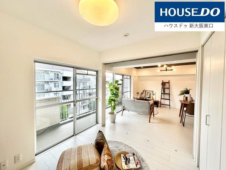 間接照明で、お部屋全体をほんのり照らすとよりおしゃれに感じられますね。