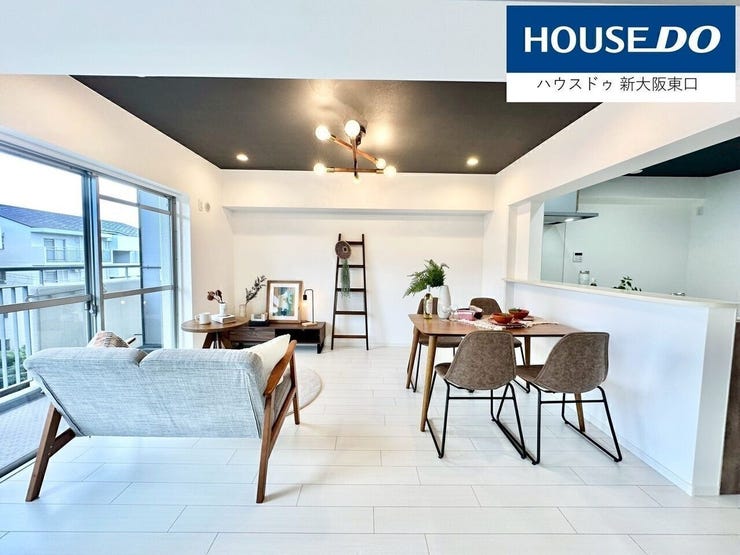 ダイニングテーブルとソファーセットを同時に設置できるくらいの広さがあります。