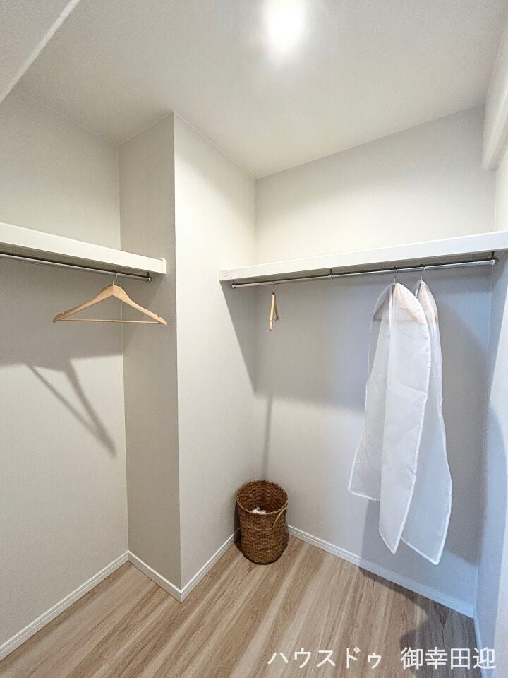 ■□■6帖洋室WIC■□■衣類から小物まで一ヶ所に集約。整理整頓がしやすく、毎日のコーディネートが楽しくなるゆとりの収納です。