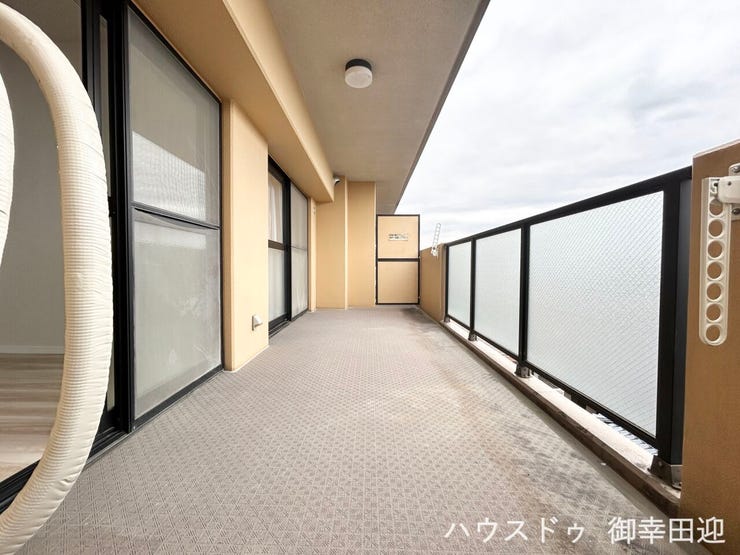 ■□■空の下の開放的な特等席■□■日光浴や読書、外の空気を感じながらリフレッシュ。暮らしを豊かにする、もう一つの心地よい空間です。