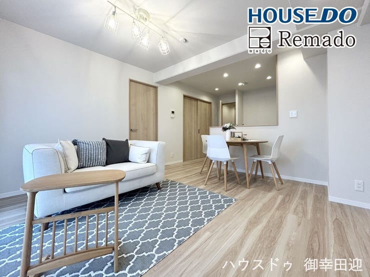 【リビング】
■□■家族の笑顔が集う、安らぎとくつろぎの中心地■□■お気に入りの家具を迎え、窓からは心地の良い光が差し込みます。※CGで家具を配置しています。