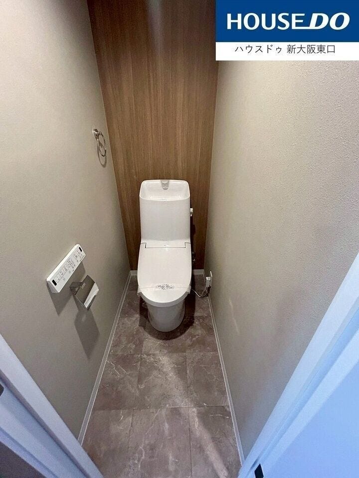 トイレは最新式を導入済み。
アースカラーのアクセントクロスもたいへんおしゃれですね!