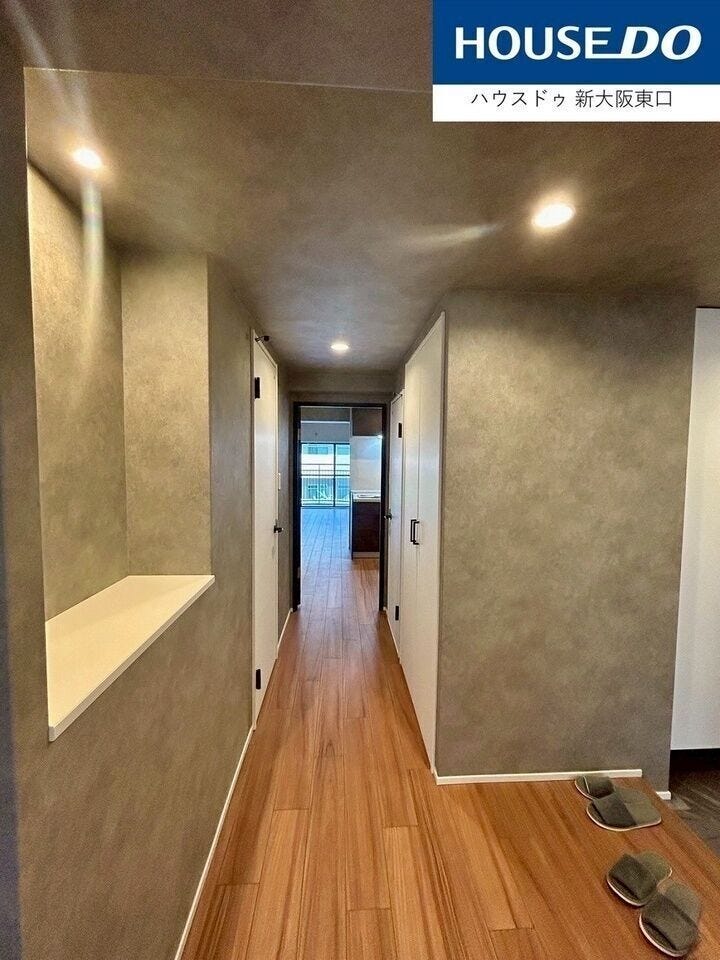 クロスがアースカラーなので、デザイナーズルームのような雰囲気です。