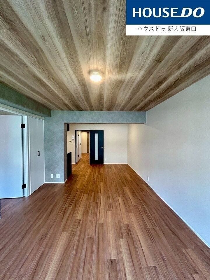 天井部分にも強く木目の出る壁紙を利用。
間接照明も相まってたいへんおしゃれなリフォームとなっています。