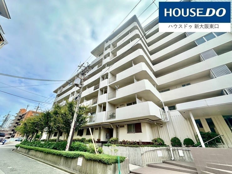 木目調のフローリングで落ち着いた雰囲気のリビング