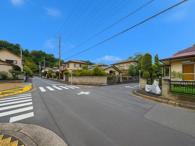 【東側 前面道路】幅員約6mの前面道路です。道路幅にゆとりがあるので、車種を選びません。大きめの車を乗りたい方にもオススメです。