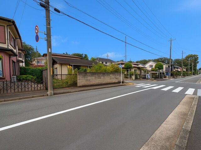 【南側 前面道路】幅員約7m以上の前面道路です。普通車が余裕を持ってすれ違うことの出来る道幅です。もちろん、大型車も余裕を持って通行出来ます。
