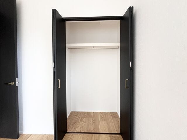 ハンガーパイプ付なので衣類にしわを付ける事なくすっきり収納が可能。