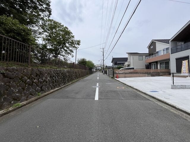幅員約6mの前面道路です。道路幅にゆとりがあるので、車種を選びません。大きめの車を乗りたい方にもオススメです。