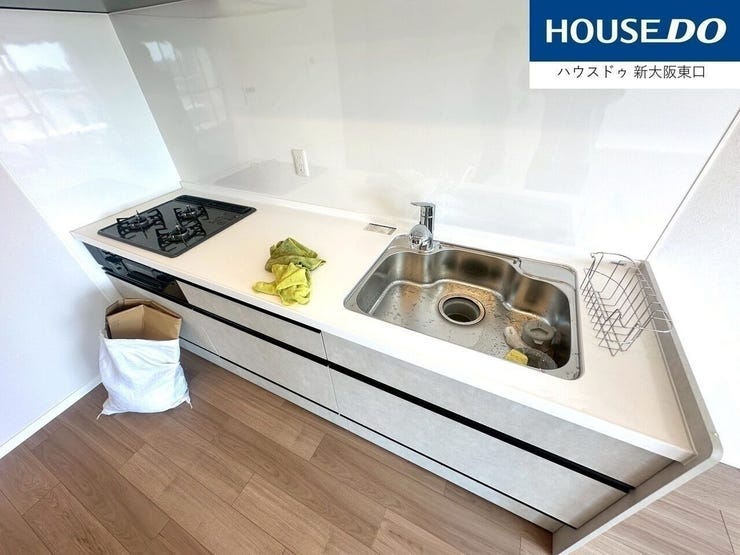 システムキッチンは新調です。
周辺はホーローパネルなので、お手入れ。