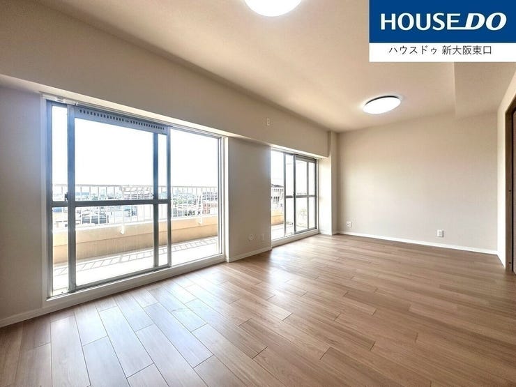 大きめのダイニングテーブルと、家族でくつろげるソファーセットが置けますね。