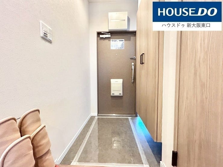 玄関にもダウンライトがあり、足元明るいです。