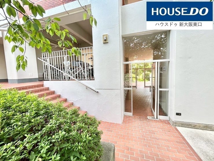 ポストスペースとエレベーターがあり、階段上は駐輪場になってます。