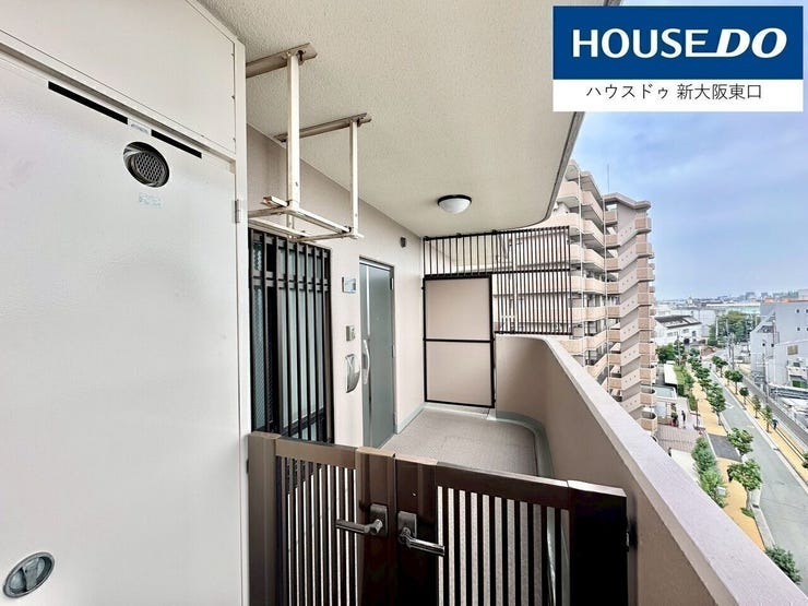 玄関前にはポーチがあります。
ちょっとしたお荷物が置けそうですね