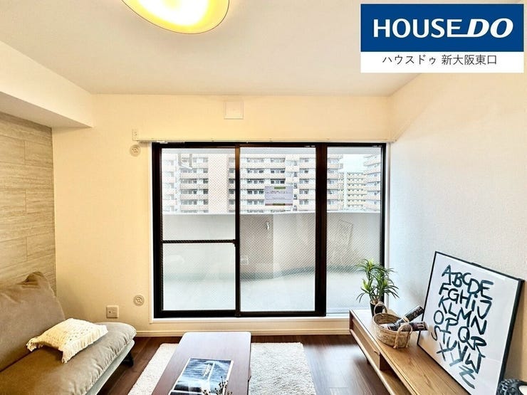 リビングの窓は3面でたっぷり日の光がはいります。