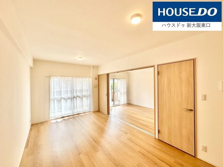 リビングの隣の部屋と併せて18帖以上の広々スペースに