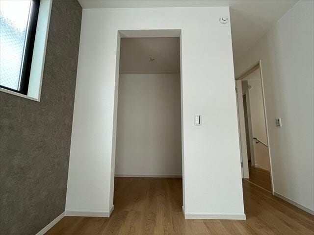 WIC付き6.7帖洋室:豊富な収納量で衣替えが不要になるWICです。全ての衣類を一箇所にまとめて整理整頓
(2025年11月11日撮影)