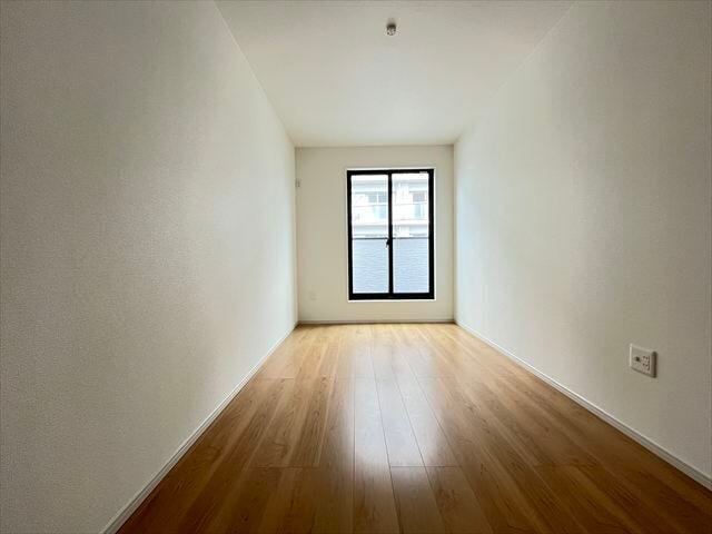 5.6帖洋室:バルコニーに出られるため換気や布団干しに便利な洋室。心地よい光と風を取り込み開放的な時間を過ごせます
(2025年11月11日撮影)