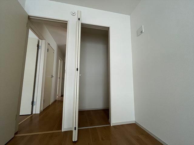 5.6帖洋室:たっぷりの収納スペース衣類から趣味の道具まで整理でき、お部屋をスッキリと活用できます。
(2025年11月11日撮影)