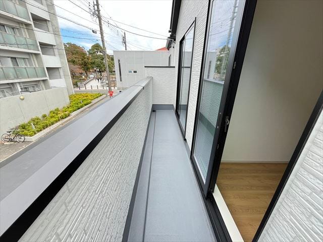 2階バルコニー:洗濯物を干したり、外の空気を吸って気分リフレッシュ♪(2025年11月11日撮影)