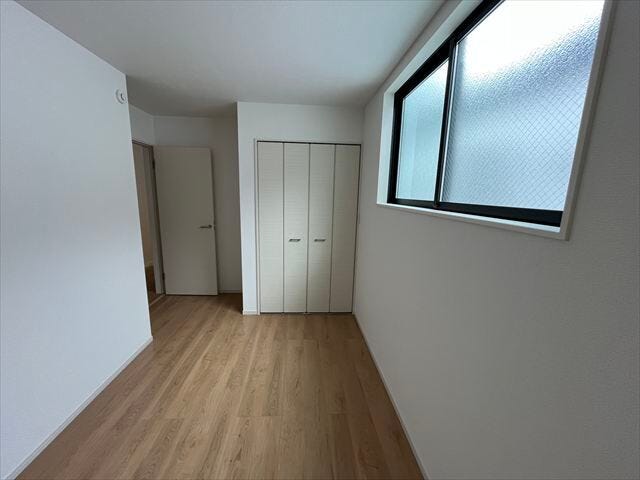 5.4帖洋室:朝日がやさしく差し込む洋室、クローゼットでお部屋すっきり。
(2025年11月11日撮影)