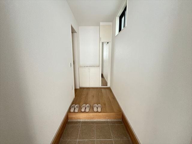 シューズボックスを奥に配置することで玄関が広く使えすっきりと開放的な印象を与えます。