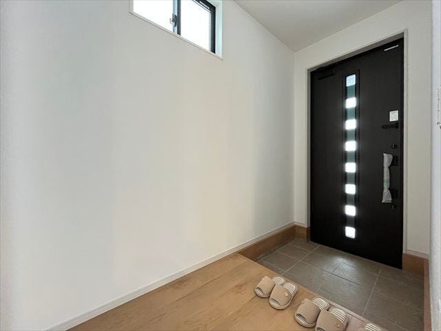 窓からの採光で、玄関ホールに日中光が入ります。住まいの第一印象を明るく、心地よく保ちます。