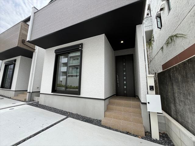 雨の日でも濡れる心配がなく、落ち着いて施錠ができる玄関。建物の顔に風格と安心感を与えます。