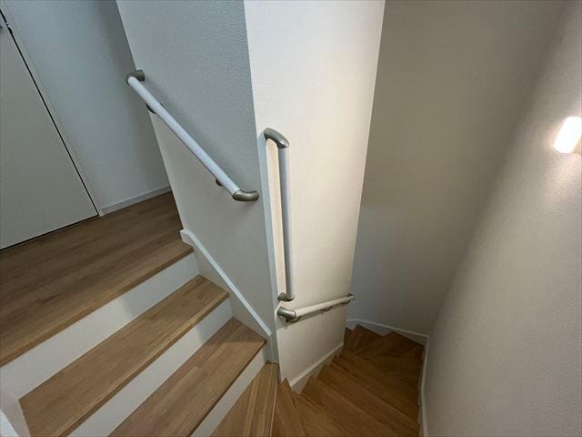 階段には手すりを設置し昇り降りをサポートします。