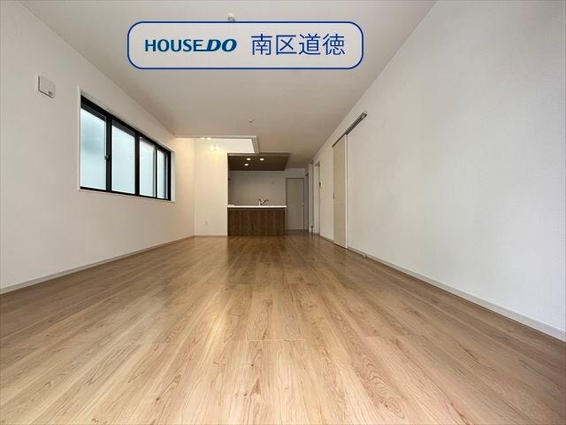 団らんのひと時を明るく演出する南向きの大きな窓があるリビングダイニング。