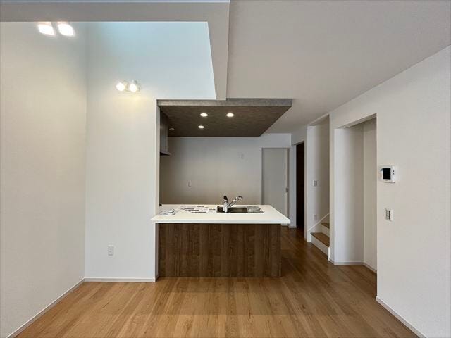 キッチンからリビングの様子が良く分かるので、お子様から目を離すことなく安心して料理することができます。(2025年11月11日撮影)