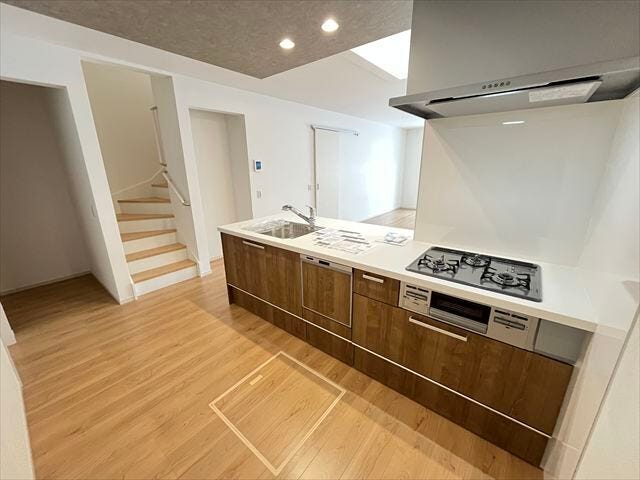 広々とした空間の中、親子でお料理が楽しめます。収納も充実しているので、片付けも楽々です◎スッキリお使い頂けます。(2025年11月11日撮影)