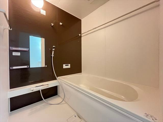 ゆったりと入浴可能な大きさの浴室♪お子様との入浴も楽しめそうですね♪(2025年11月11日撮影)