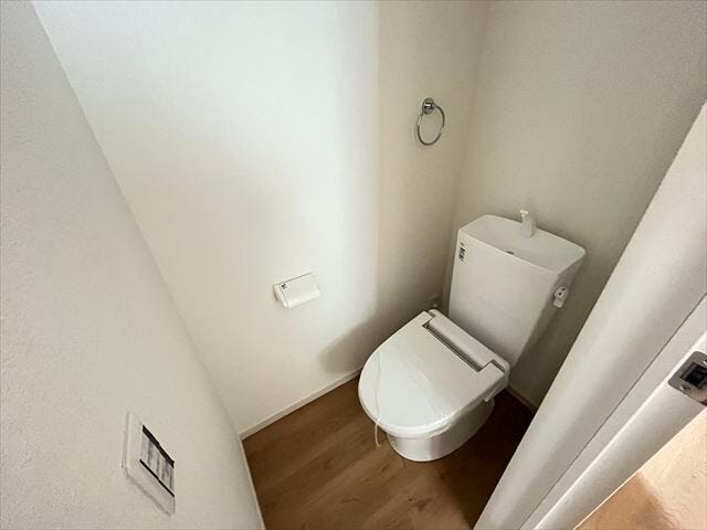 2階トイレ:清潔感のある空間で、心地よくお使いいただけます。
(2025年11月11日撮影)