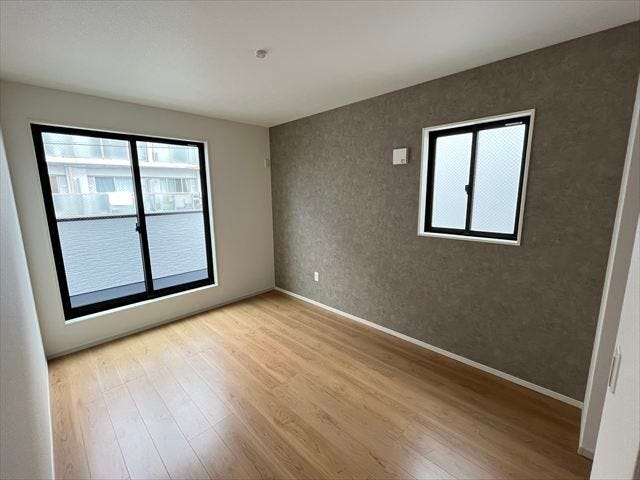 WIC付き6.7帖洋室:家具の配置がしやすいシンプルな洋室です。主寝室やお子様の部屋など、ライフスタイルに合わせて自由に使える快適な空間です。
(2025年11月11日撮影)