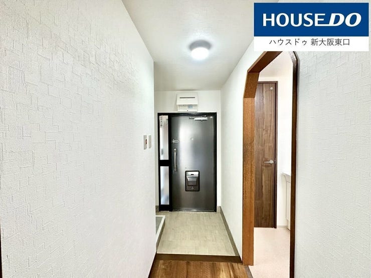 玄関周辺もクロスを張替えてあり、とてもきれいです!