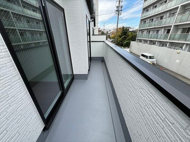 南面に広がるワイドバルコニー。明るい空間でのびのび過ごせるプラン。(2025年11月11日撮影)