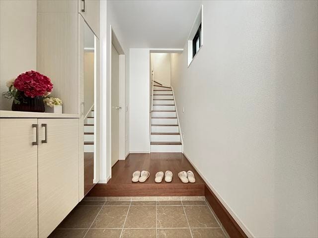 いつも気持ちよくご家族を迎えられる玄関収納付き。(2025年11月11日撮影)