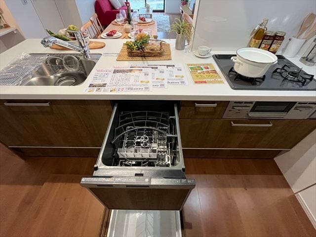 三口コンロで複数の料理を同時進行でき、調理時間を短縮。グリルで焼き魚やオーブン料理も手軽に楽しめます。