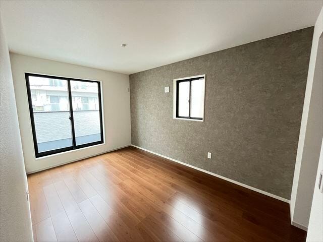 WIC付き7帖洋室:大きな窓からたっぷりの日差しが入り、明るいお部屋になっています。
(2025年11月11日撮影)