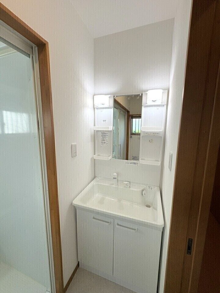 鏡裏が収納になっている為、スキンケア用品や日用品が収納可能です。見た目がすっきりする上、埃がつきにくく清潔に保てます。