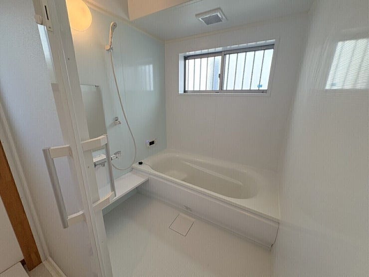 広々とした浴室
大きめの窓があり換気もバッチリ